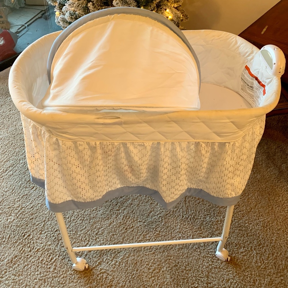 Delta Children, Baby bassinet, light blue trim, music and vibrate